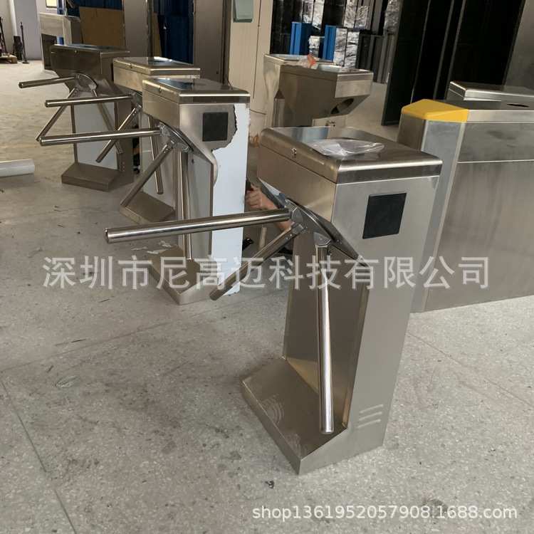 供应304不锈钢立式三辊转闸景区计数旋转手动闸门半全高单向杆匝