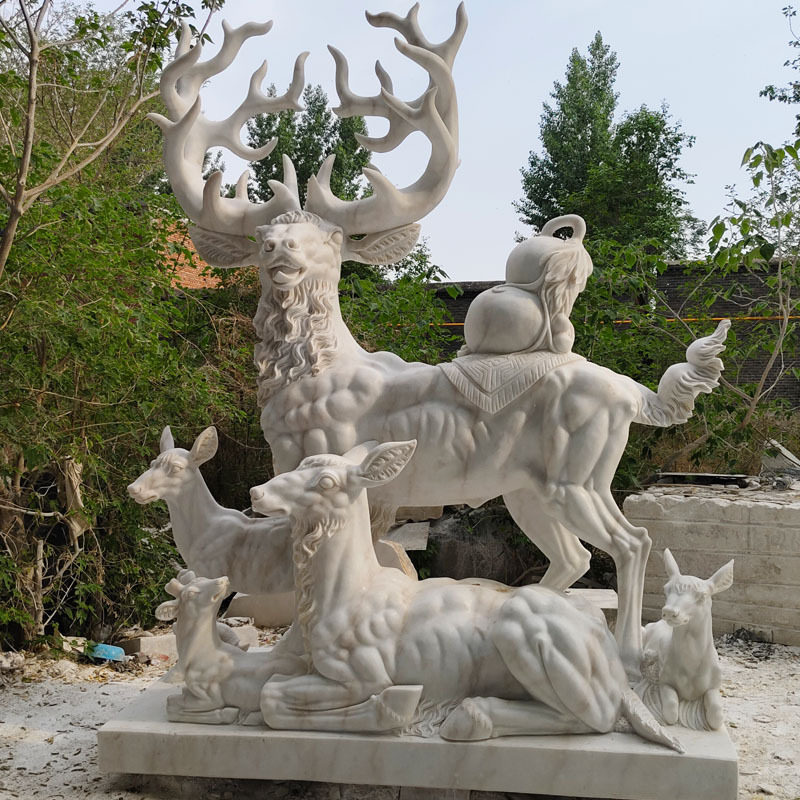 晚霞红石雕母子鹿景观公园草坪