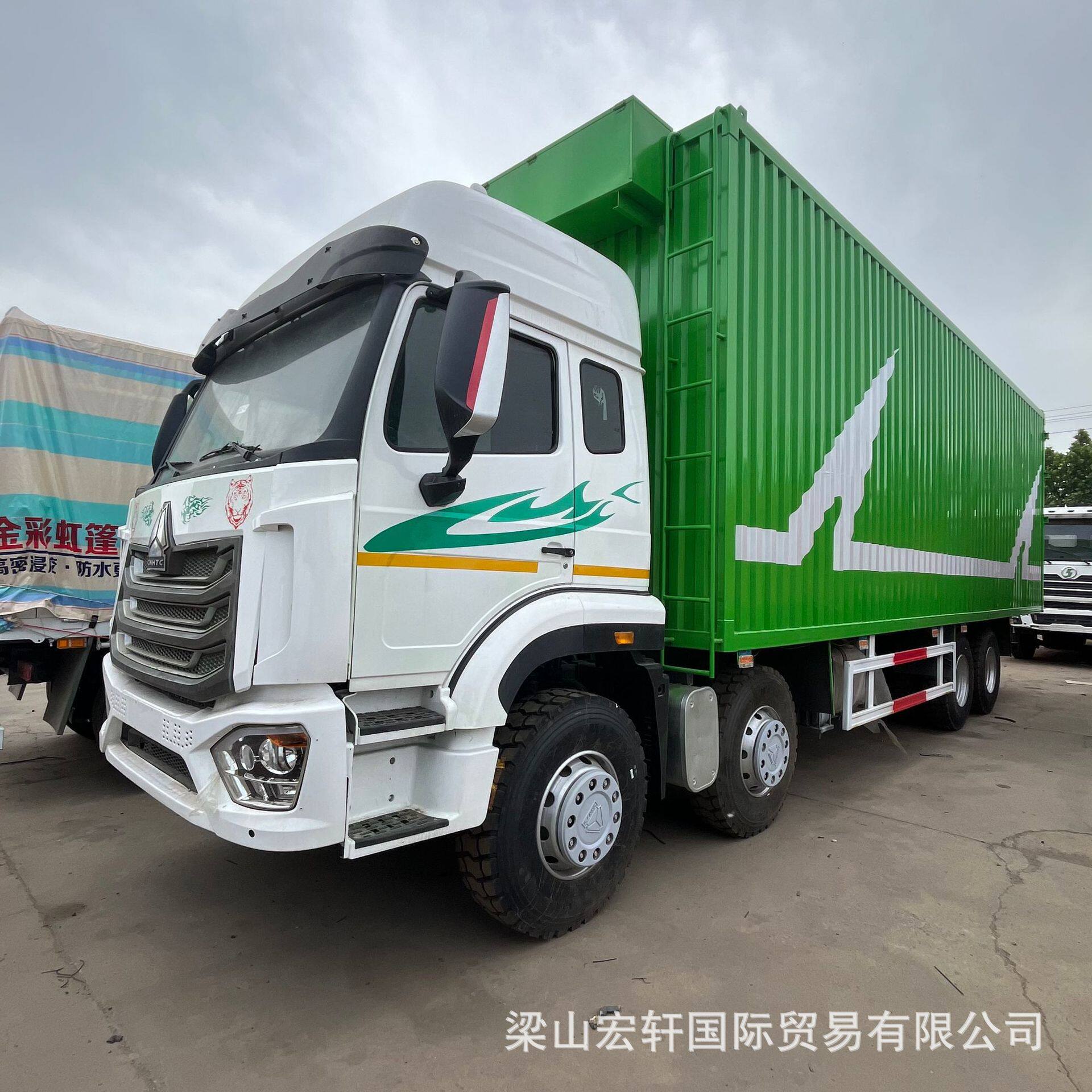 跨境销售重汽豪瀚集装箱货车HOWO9.6米8x4厢式载货车右舵