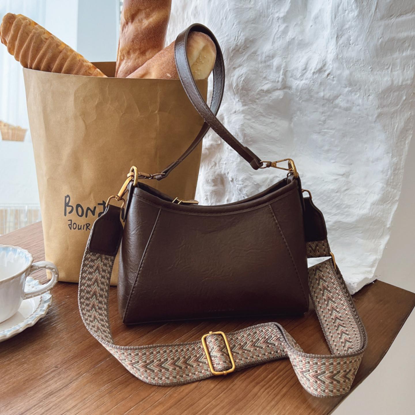 洋气纯色设计2025新款水桶包