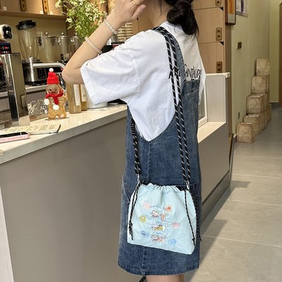 唐糖包袋夏季尼龙刺绣帆布小包包女新款抽绳斜挎包简约便携手机包