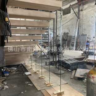 家用现代隐藏龙骨钢木楼梯 白橡木踏步悬浮楼梯落地玻璃扶手护栏