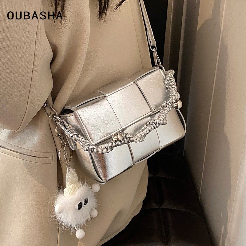 高级质感银色小包包女2024新款秋冬小众设计斜挎包轻奢百搭手提包