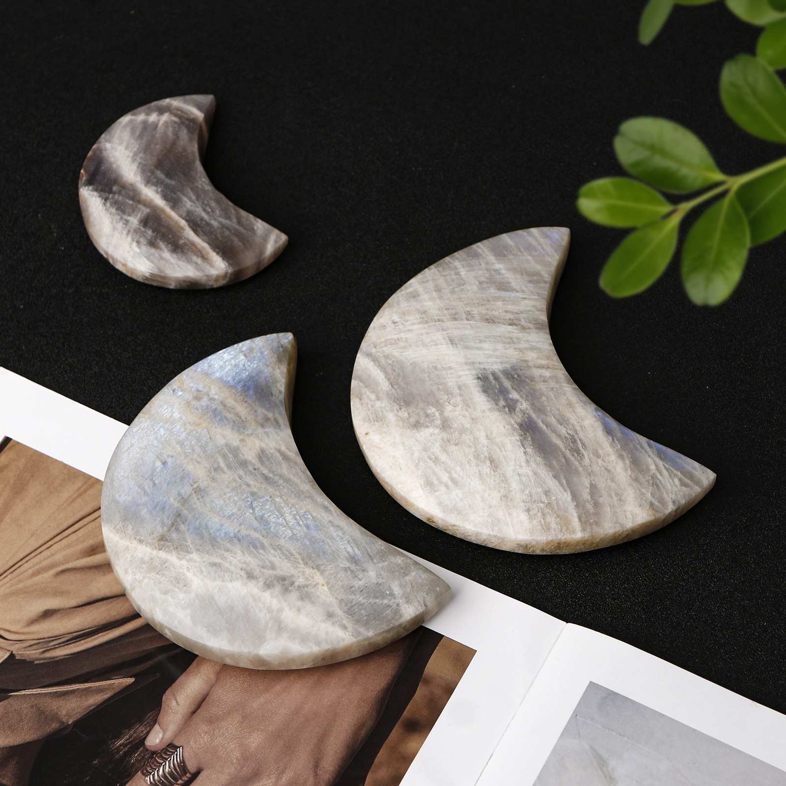 东海跨境天然水晶 月光拉长石雕刻月亮造型摆件把玩原石工艺品