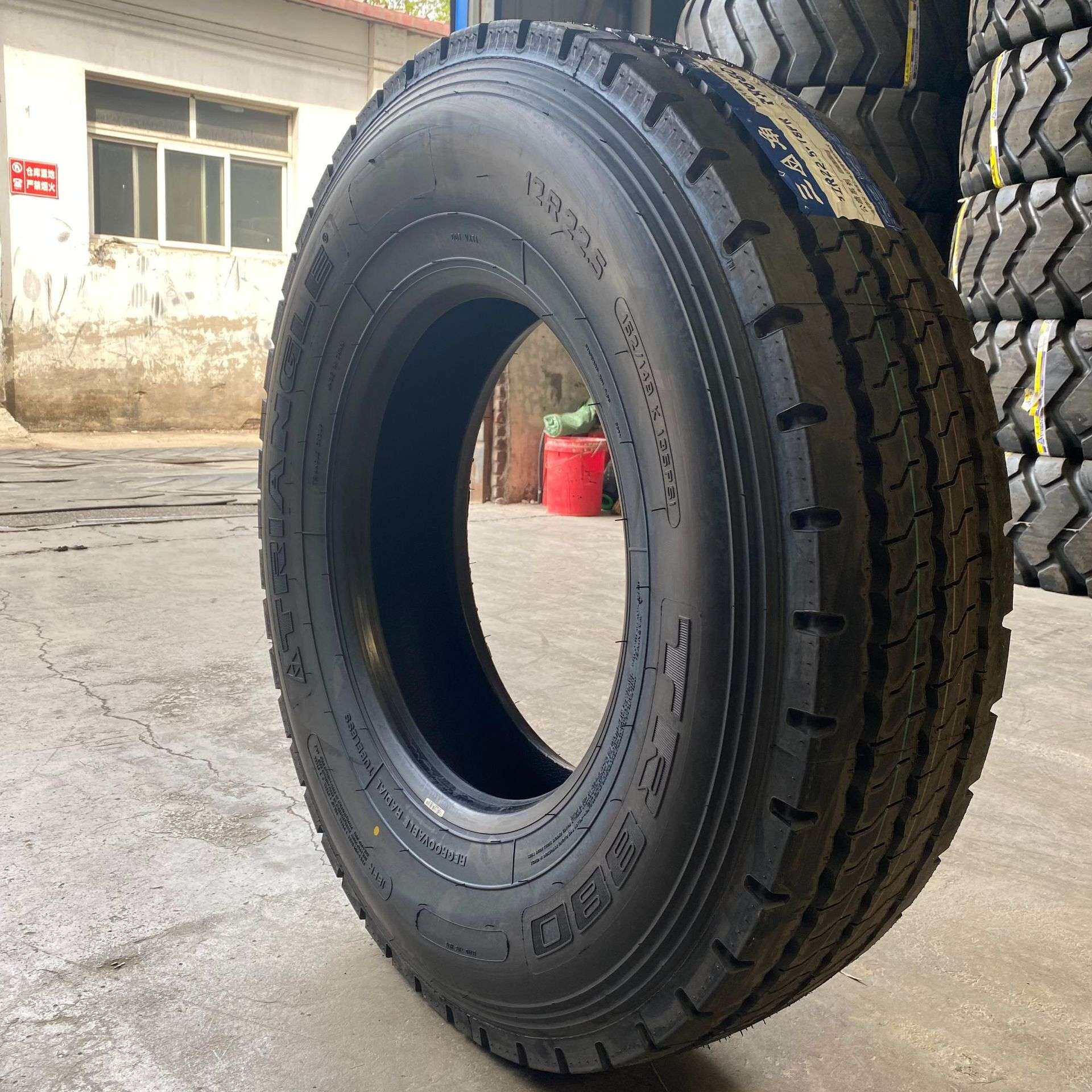 全钢卡车轮胎12R22.5铝合金半挂油罐车真空钢丝轮胎三线花纹