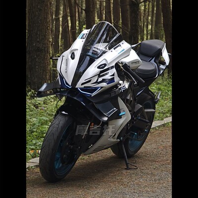 适用春风675SR改装下唇 竞技大前唇 无损直上侧边定风翼配件