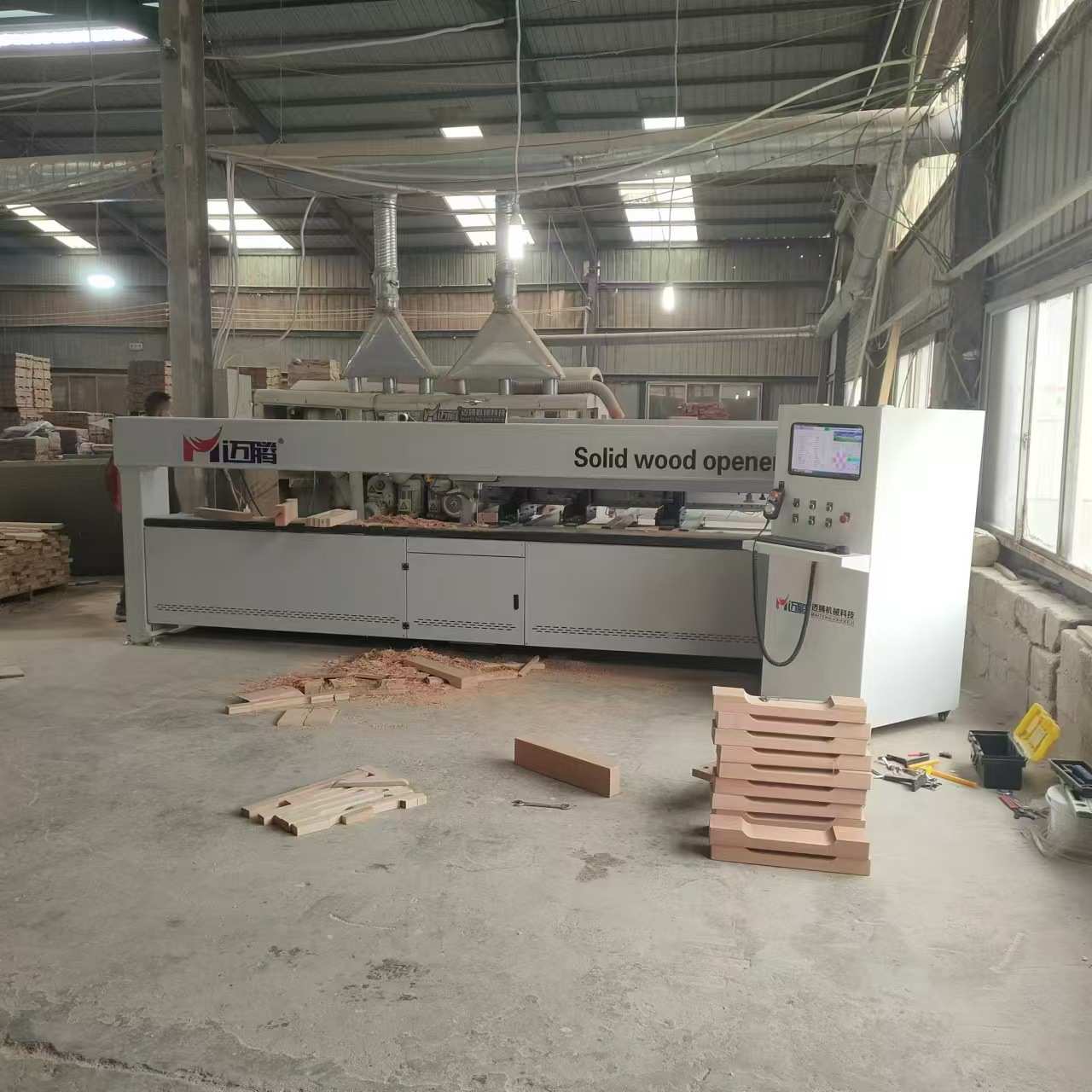 定制迈腾牌实木开料机沙发软包优惠数控锯铣一体机餐桌椅家具