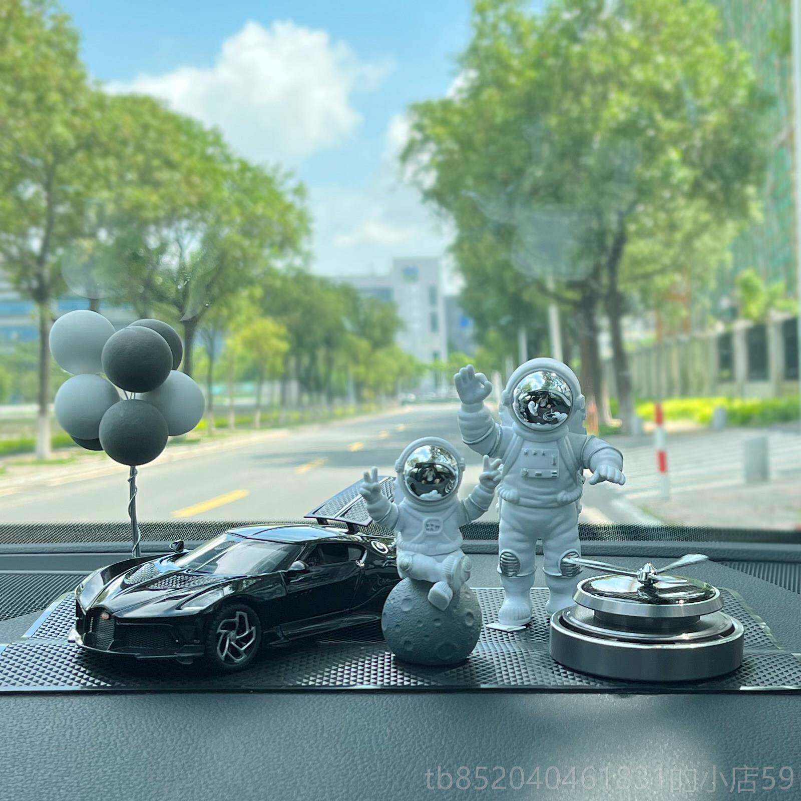 高档太太空人人汽车小摆件高档男车载香薰高级感香水创意空车内装
