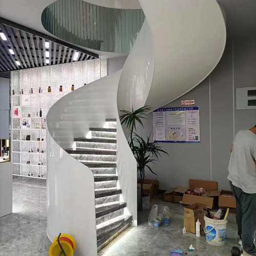商场别墅弧形旋转楼梯木踏板木扶手栏杆白色钢化玻璃护栏.