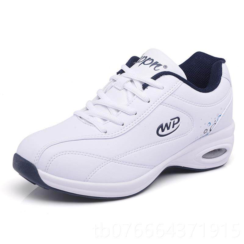 正品春季中年水防女人鞋防滑波软底妈妈鞋中老年皮面运动鞋女跑步