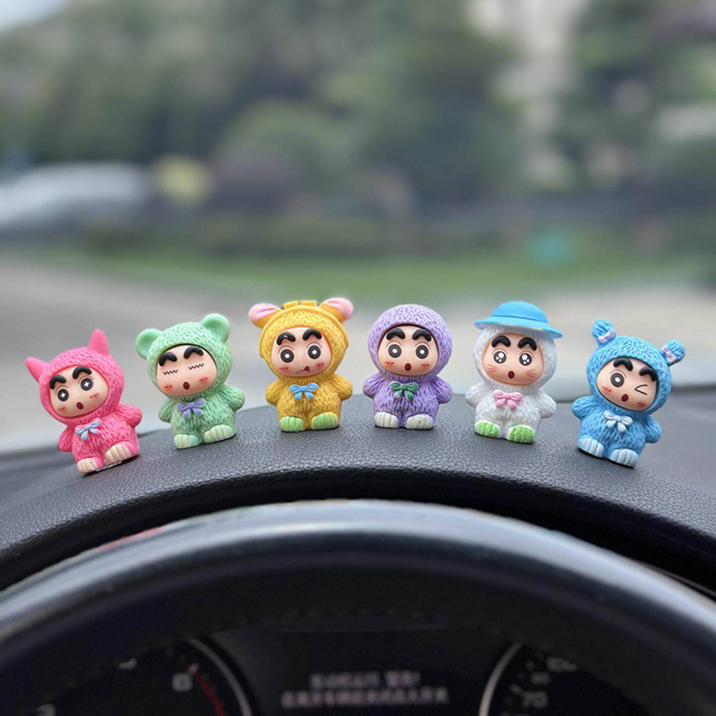 治愈系小新公仔汽车摆件电动车内饰办公位桌面中控台大屏车载摆件