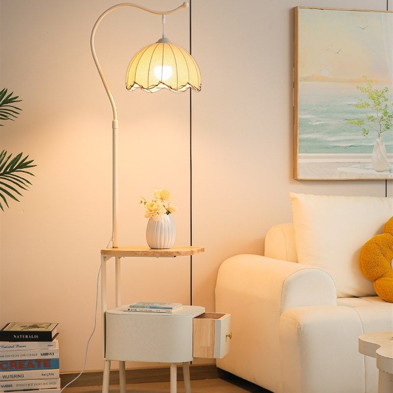 法式奶油风落地灯卧室床头柜客厅沙发旁边高级氛围置物架台灯一体