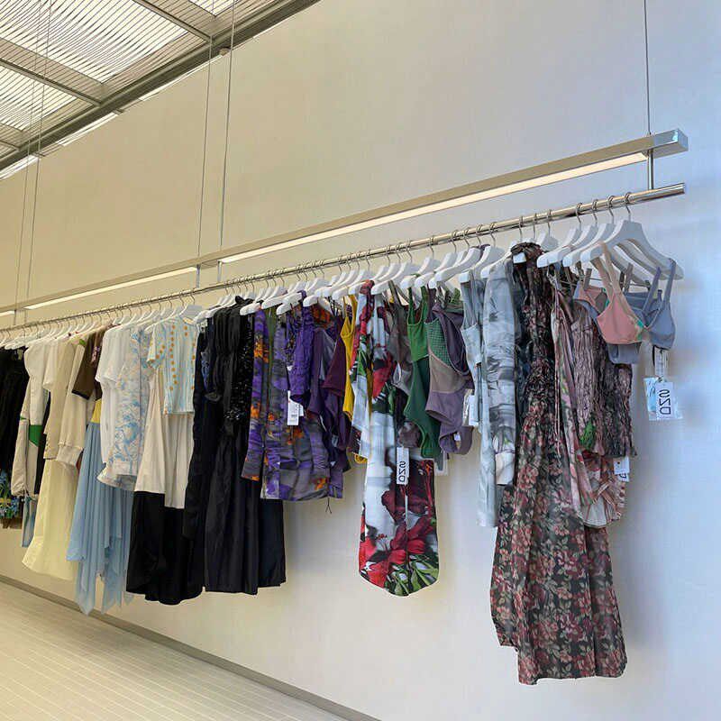 女不吊装店展示架服架挂式吊挂杆装锈钢带灯吊顶架橱窗陈列挂衣架