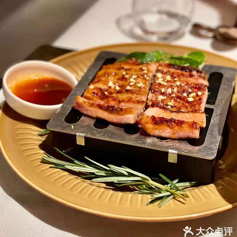 创意时尚餐具东南亚风格特色料理石牛扒盘花岗石高温猪颈肉烤肉盘