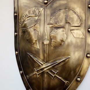 欧洲中世纪罗马骑士盾牌复古十字军盔甲铁盾牌背景墙酒吧怀旧壁挂