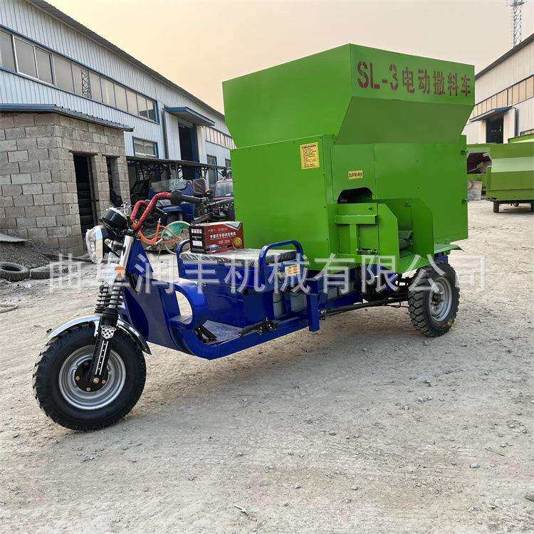 肉驴场三轮撒料车羊舍牛舍电动喂料机机械养殖设备柴油TMR投料机