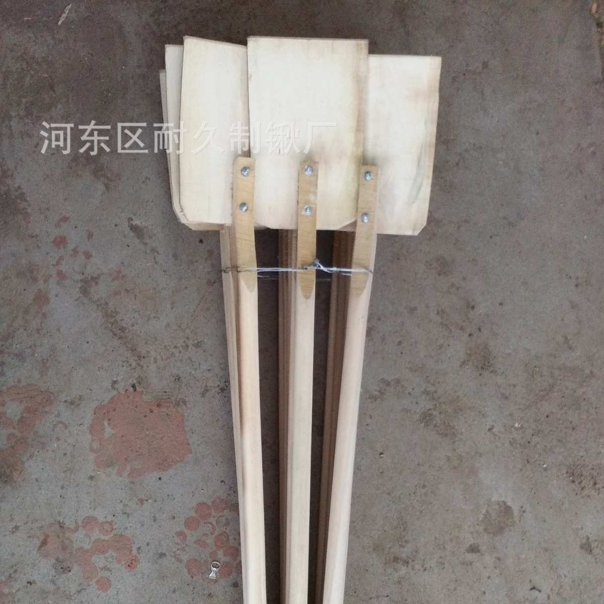 兄弟锹业供应木锨 铁管锨把 成品木锨  塑料锨 塑料木锨板图片
