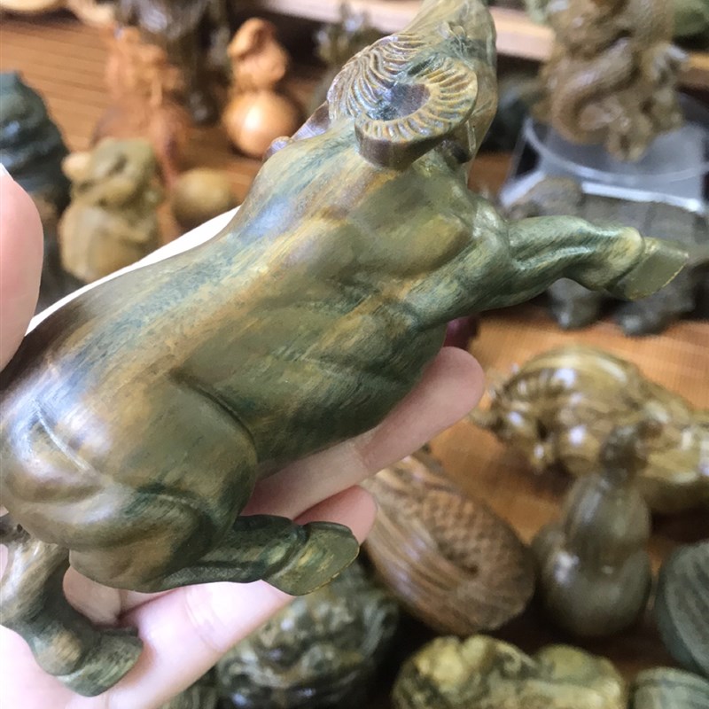 天然绿檀木檀香木雕刻水牛木雕手把件生肖牛摆件文玩桌面小摆件