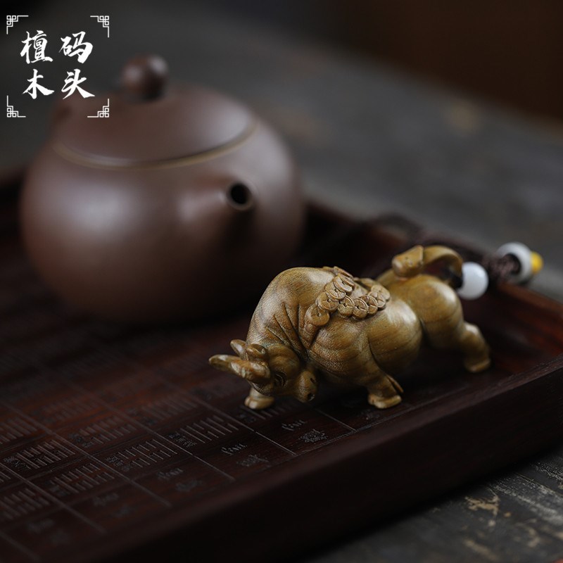 天然绿家木实木雕居斗牛小摆件文玩手牛气冲天手把件檀刻装饰品