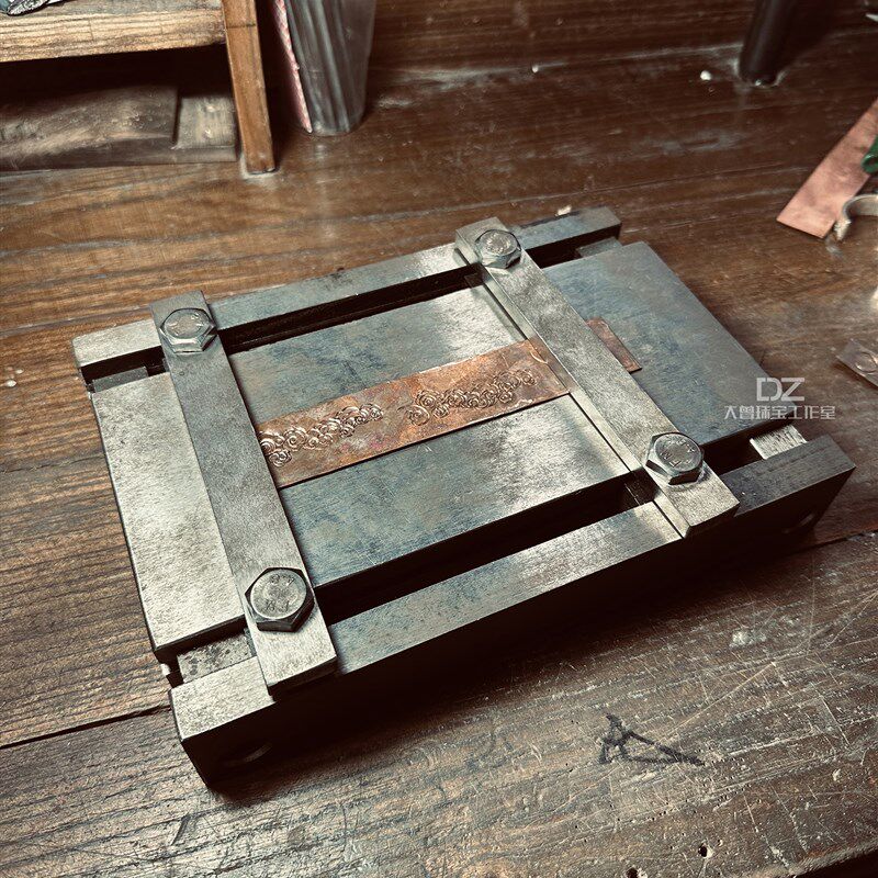 手工錾刻操作台錾刻板錾刻台錾花板錾花台錾花錾刻铁板铁台操作台