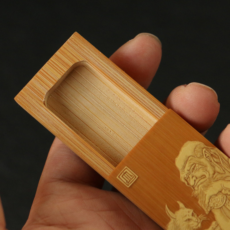 精品名家裘立钢纯手工留青雕刻尊者图老玉竹滑盖牙签盒子竹筒