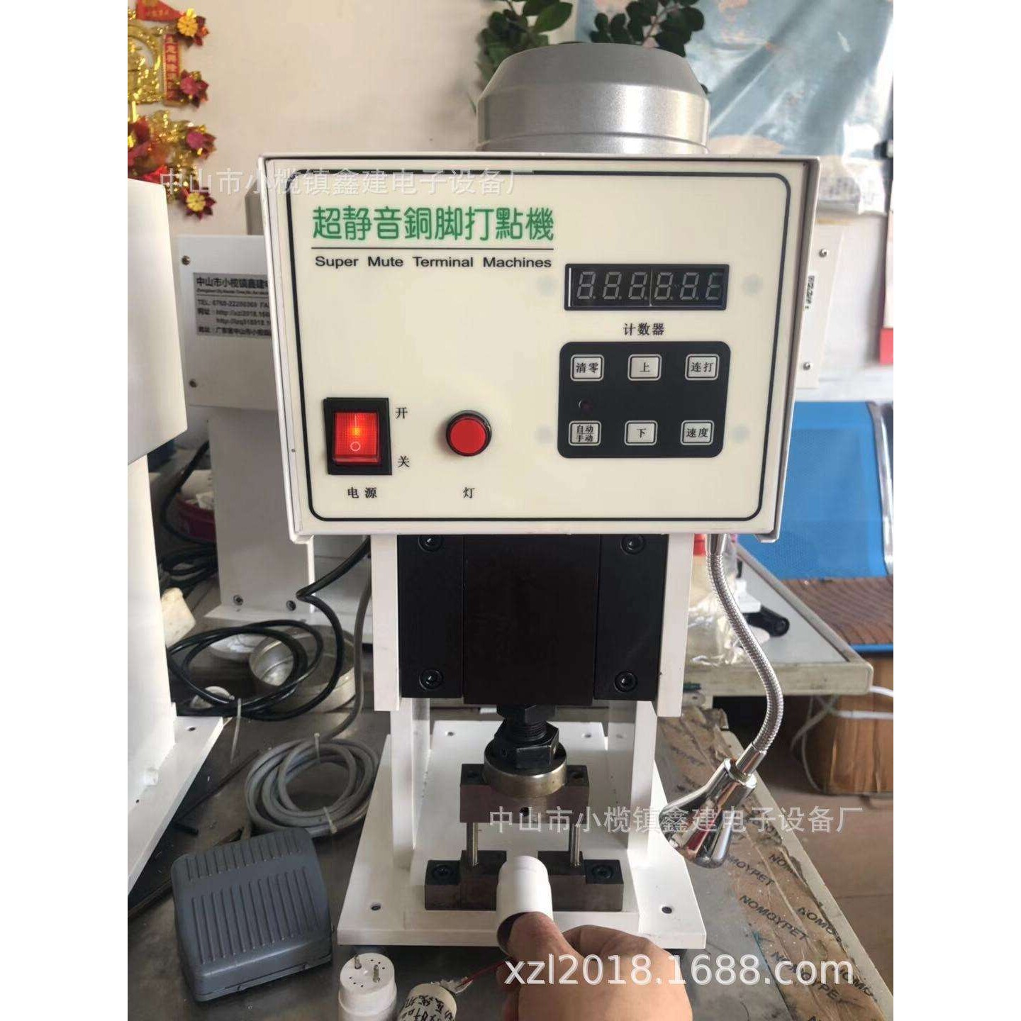 厂家直销LED灯具G24GU24灯头铜脚压铆治具/免焊灯头打点压线机