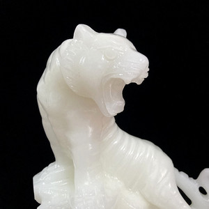 玉石虎摆件天然白玉上山虎办公室桌面家居玄关装饰礼品招财保平安