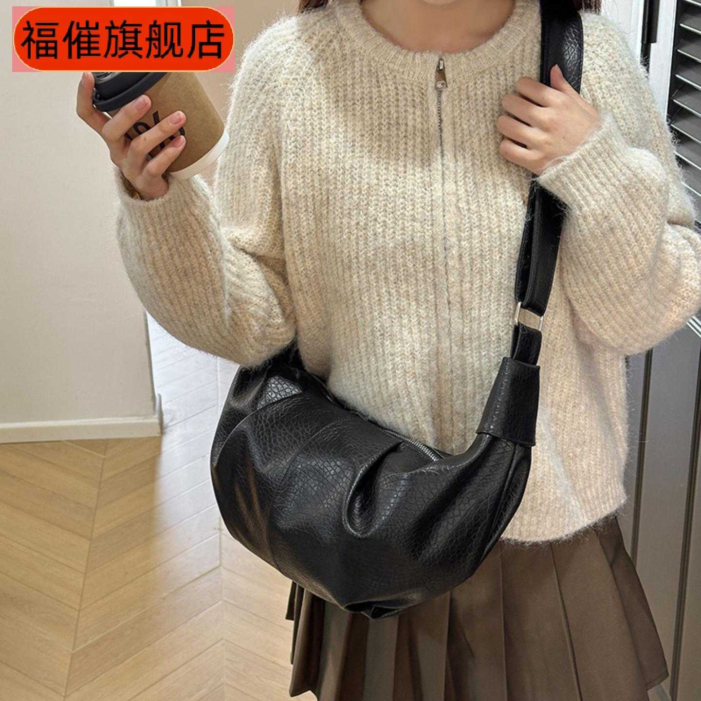 复古褶皱饺子包大容量月亮包女士