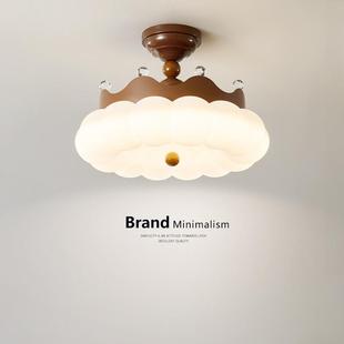 卧室吊灯2025新款 中古全光谱男孩女孩儿童房奶油风皇冠吸顶灯 法式