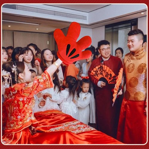 指东看西结婚接亲堵门游戏道具整蛊新郎伴郎红色大手套指挥棒团建