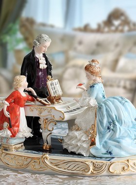 欧式复古陶瓷人物摆件弹钢琴全家福瓷偶蕾丝礼品玄关精致装饰珐琅