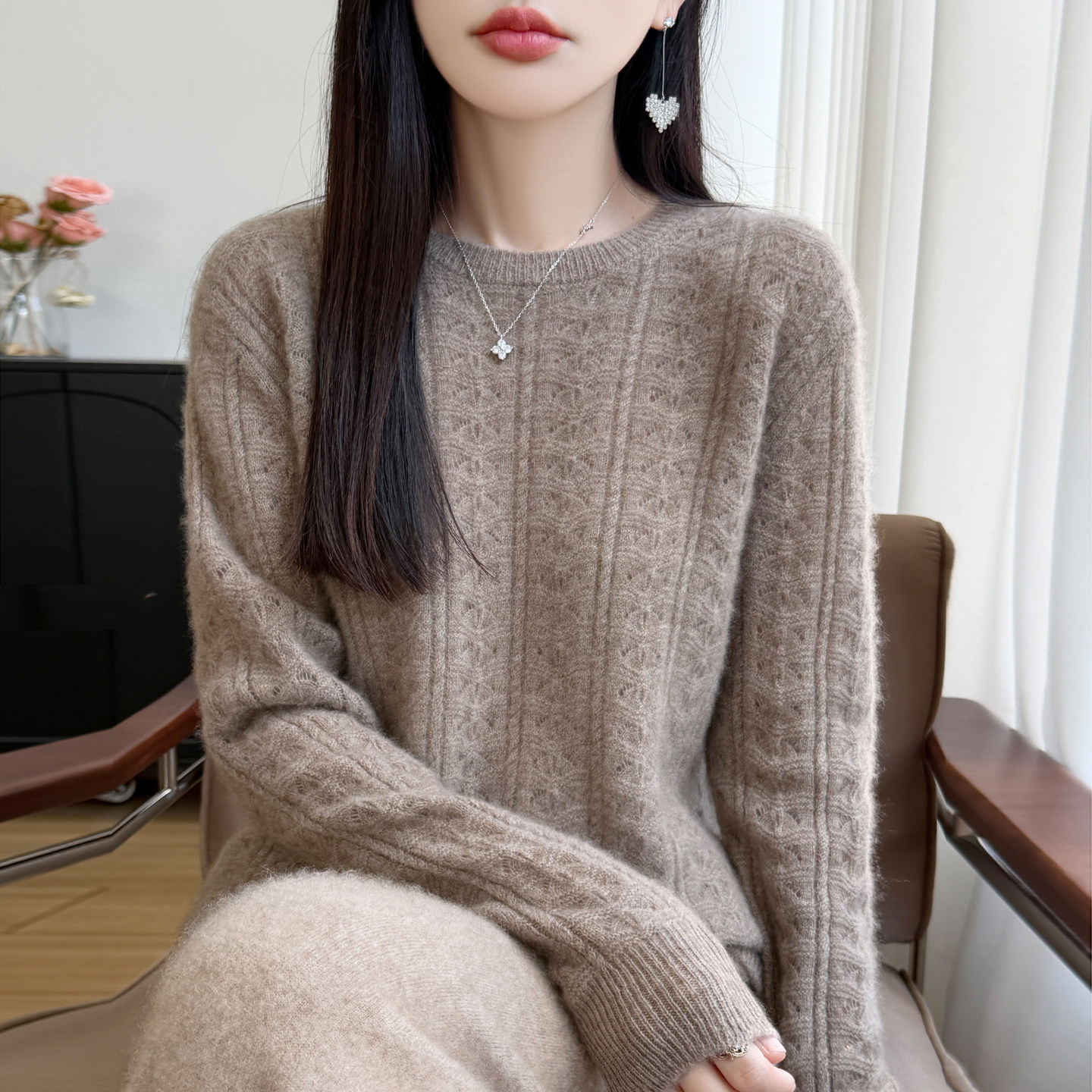 100%羊毛圆领镂空保暖女毛衣