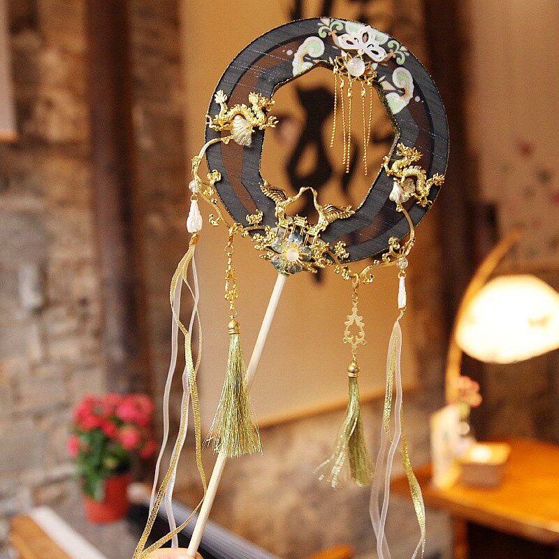 雾黑镂空金色龙纹流苏加长款宫扇子国风复古风宫工艺舞蹈圆形团扇