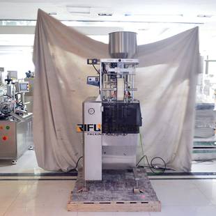 袋装中药颗粒高速量杯移动拉膜包装机干燥剂分装包装设备厂家