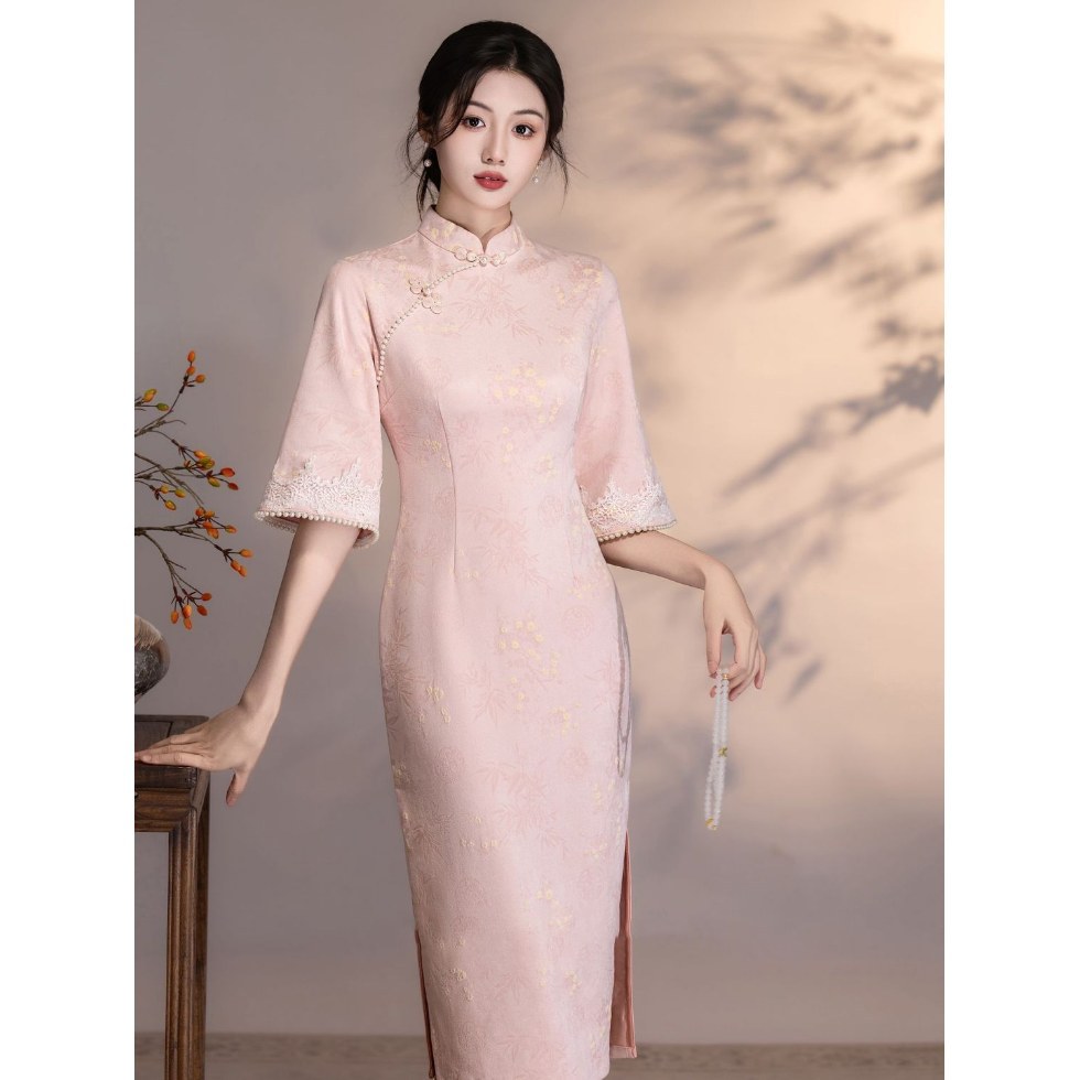 粉色旗袍2025新款高级感秋冬季改良年轻款订婚礼服女新中式连衣裙