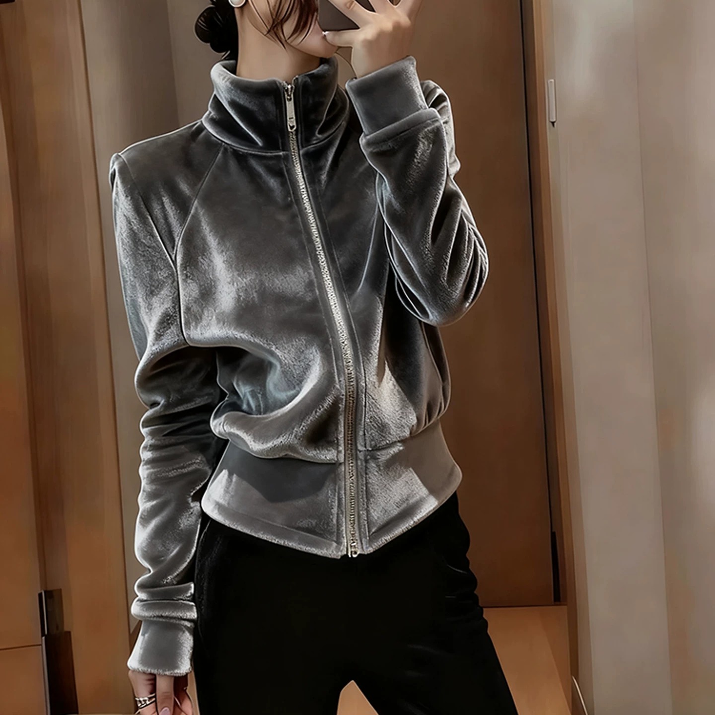 灰色丝绒外套女2025新款秋冬气质高级感洋气时髦超好看小香风上衣