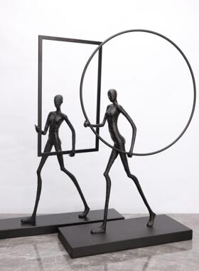 现代简约创意扛框人摆件样板房电视柜办公桌玄关家居客厅软装饰品