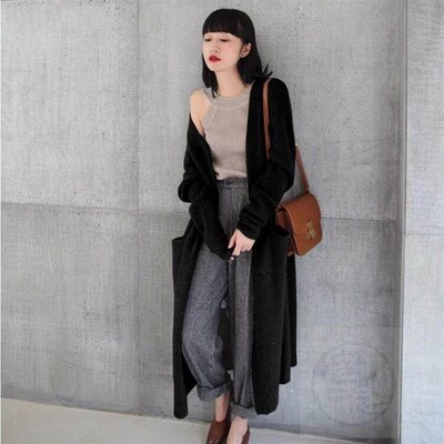 。In winter and autumn  a fried dough twist sweater is worn.