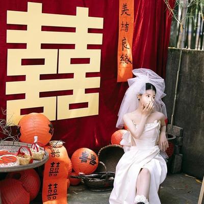 中式婚礼拍照背景区订婚布置酒红布幔金色喜字贴农村结婚院子装饰
