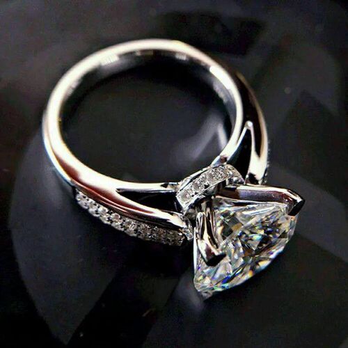 Huitan 2023 Classic Wedding Engagement Ring for Women Brilli