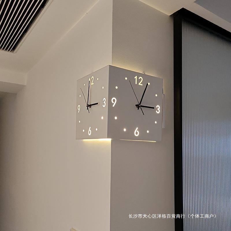 现代风格 时尚简约 钢制拐角阳角转角数字镂空静音发光双面挂钟表