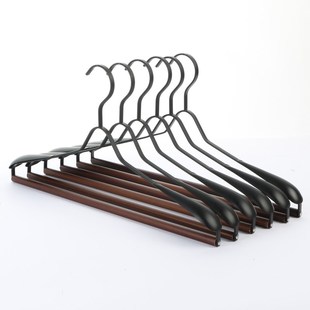 铁艺衣架金属宽肩烤漆衣撑家用衣帽间高端西服大衣防肩角无痕挂架