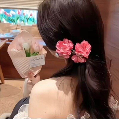 A versatile and stylish small hair clip with a cool, elegant