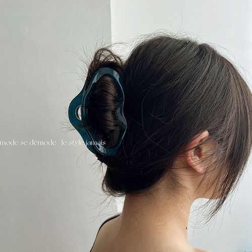 Rich Volume Irregular Largesized Textured Gentle Hair Clip V