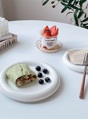 平盘在风格可爱的晚餐盘韩国白色胖乎乎的陶瓷早餐盘甜点蛋糕照片