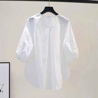 Embroidered quarter sleeved white shirt 圆领宽松衬衣