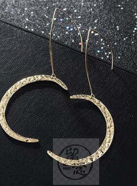 。Exaggerated temperament  metal texture  not smooth  curved