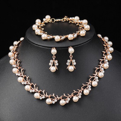 Pearl necklace and earrings set of three pieces珍珠项链耳环