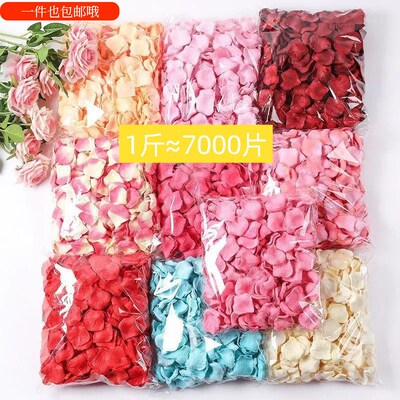 Fake simulated flower arrangement with rose petals玫瑰花瓣