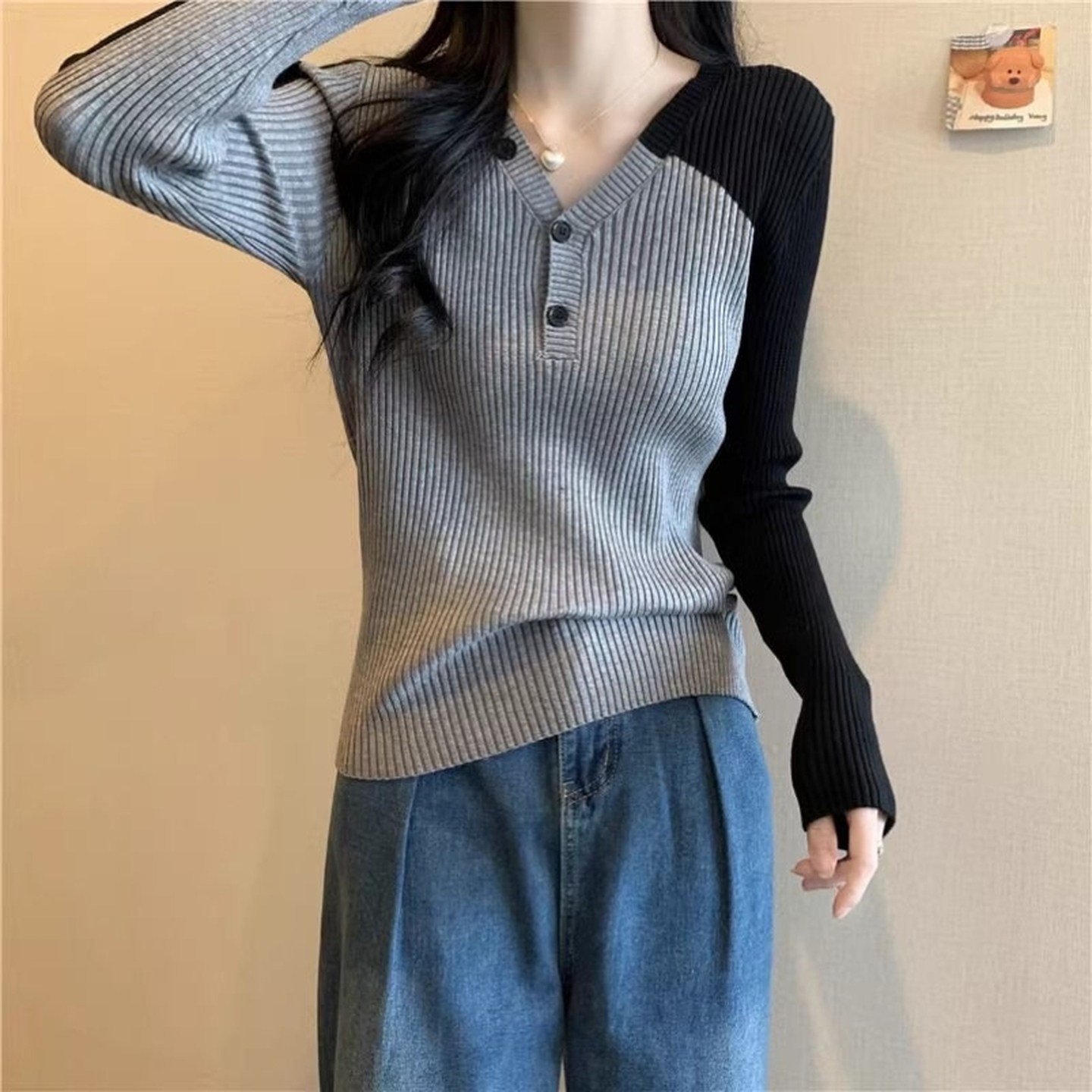 大码女装撞色拼接V领针织打底上衣女秋冬新款修身内搭毛衣长袖潮